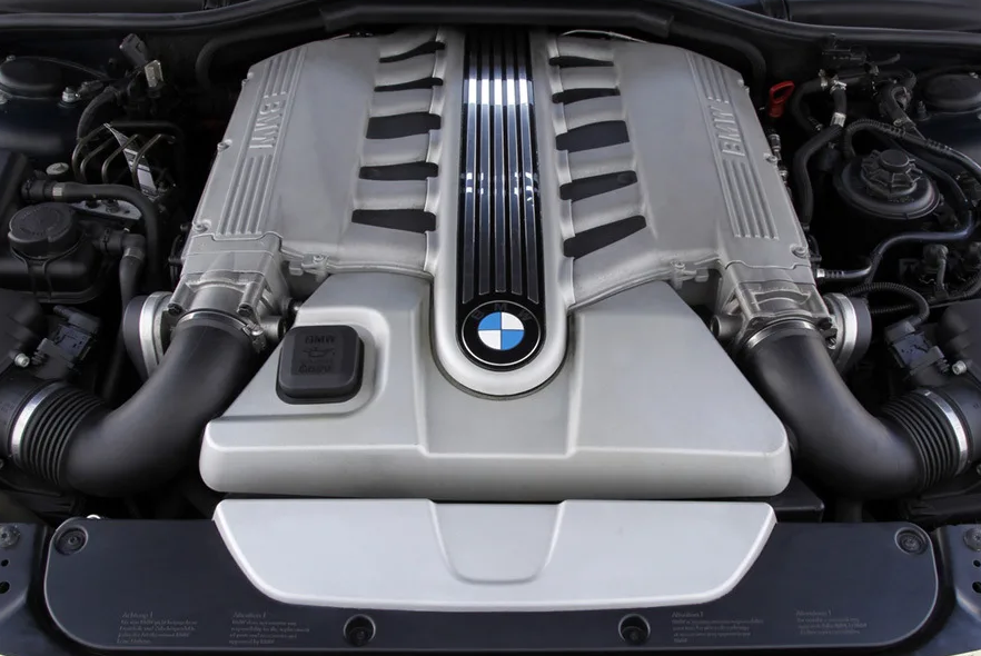 Двигатель бмв 750. Мотор v12 БМВ е65. BMW e65 v12. БМВ 7 v12. 750 BMW мотор.